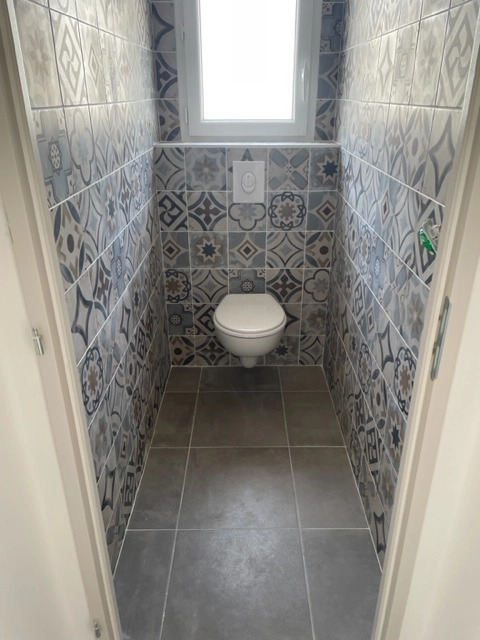 WC avec faïence moderne